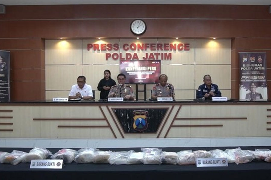 Kokain-di-Pantai-Pasir-Putih-Madura-Total-23-Bungkus,-Senilai-Rp115-M