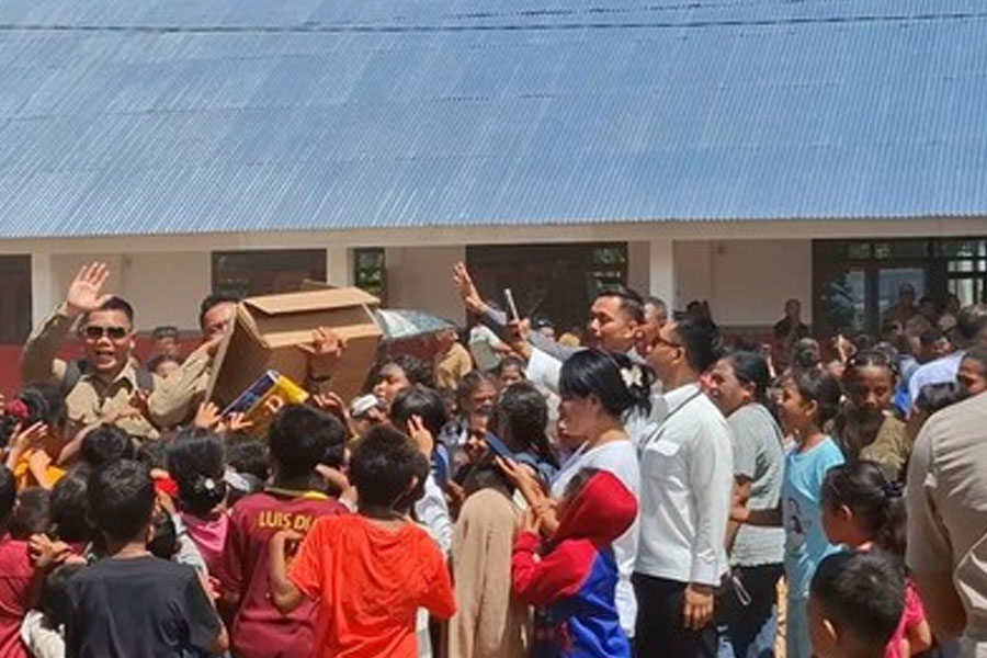 Momen-Siswa-Rebutan-Buku-Saat-Gibran-ke-SDI-Kaniti-Kupang