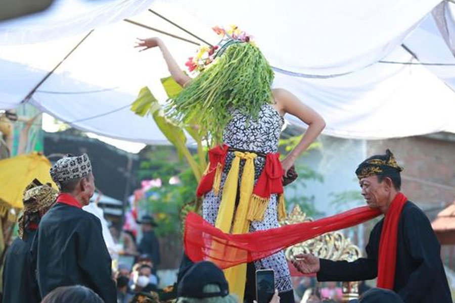 Ritual-Seblang-Olehsari,-Tradisi-Sakral-Penolak-Bala-Memikat-Wisatawan